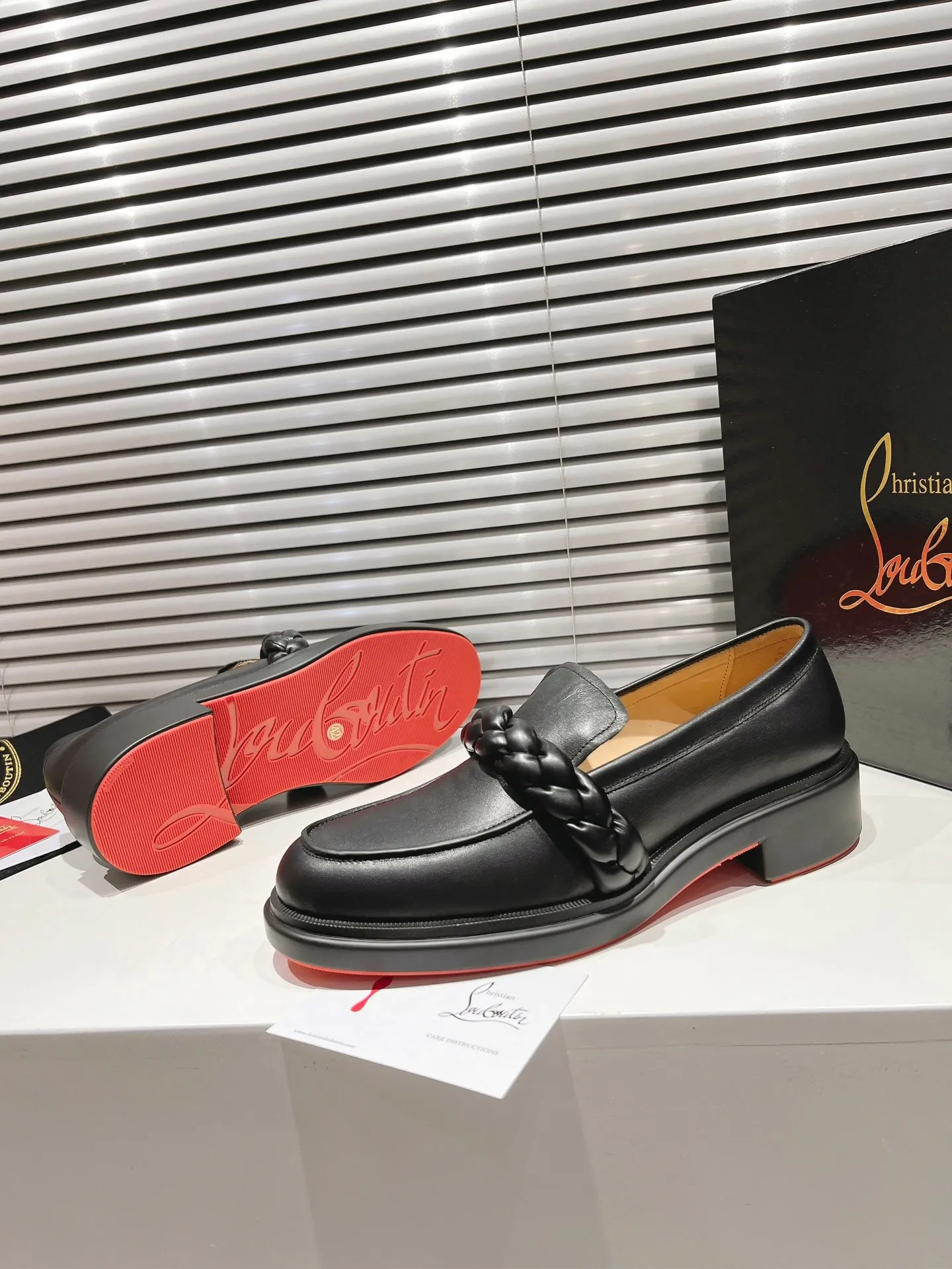 👟👟Ex-factory price 800👟👟 ╔Tire bottom Loft twist black cowhide╗ ·Top version customization·2024𝐬𝐬 𝑪𝒉𝒓𝒊𝒔𝒕𝒊𝒂𝒏 𝑳𝒐𝒖𝒃𝒐𝒖𝒕𝒊𝒏 ▪️No matter the last shape, fabric, diamonds, nails, lining, outsole, they are as close as possible to ZP... ▪️The original sole is specially provided by the original factory ▪️The lining is imported water-dyed cowhide ▪️The private customization time is about 3-7 days —————— Size: Men's 39M-46M